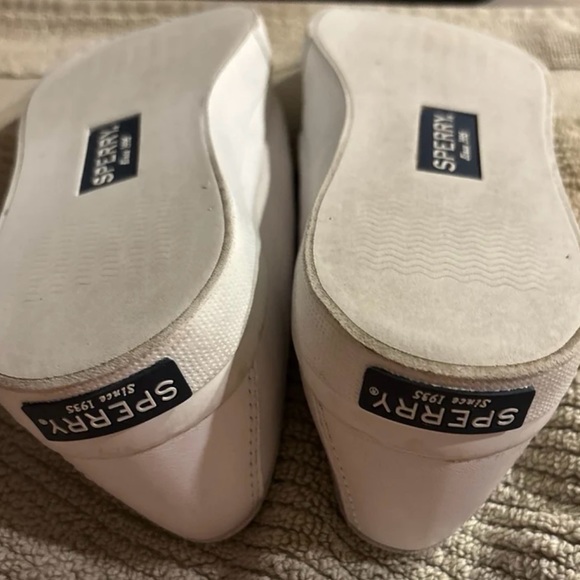 womens sperrys size 6.5 White leather slip on with laces - Picture 7 of 8